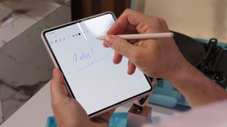 Writing with the S Pen on the large display of the Samsung Galaxy Z Fold 4