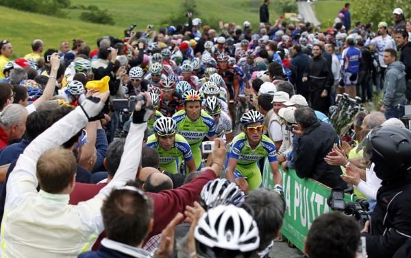 Liquigas-Doimo lead the pursuit for Karpets and the breakaway