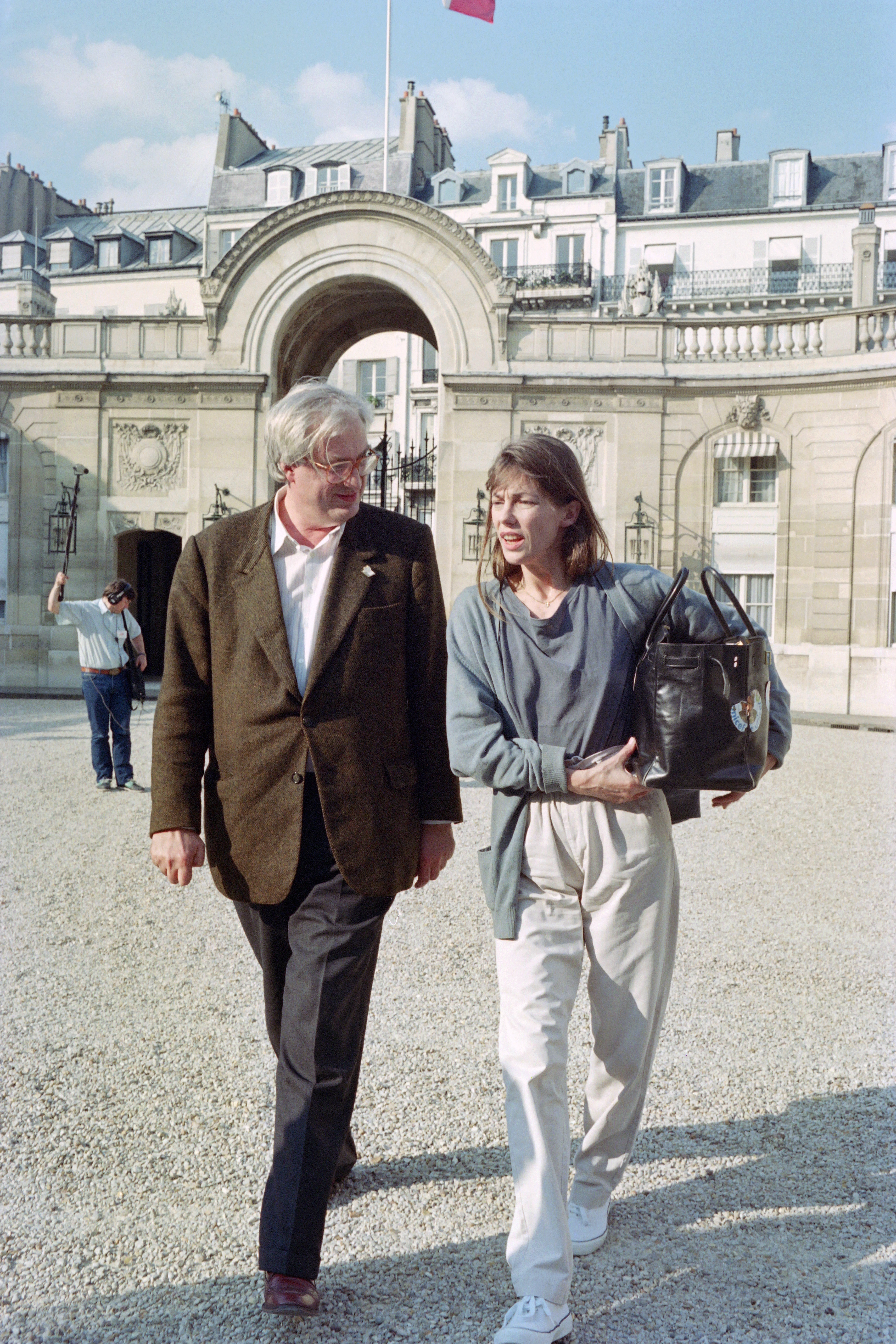 Francuski reżyser Bertrand Tavernier oraz francuska aktorka i piosenkarka Jane Birkin przybywają do Pałacu Elizejskiego, gdzie zostają przyjęci przez prezydenta Republiki François Mitterranda przed 43. Festiwalem Filmowym w Cannes, 9 maja 1990 r.