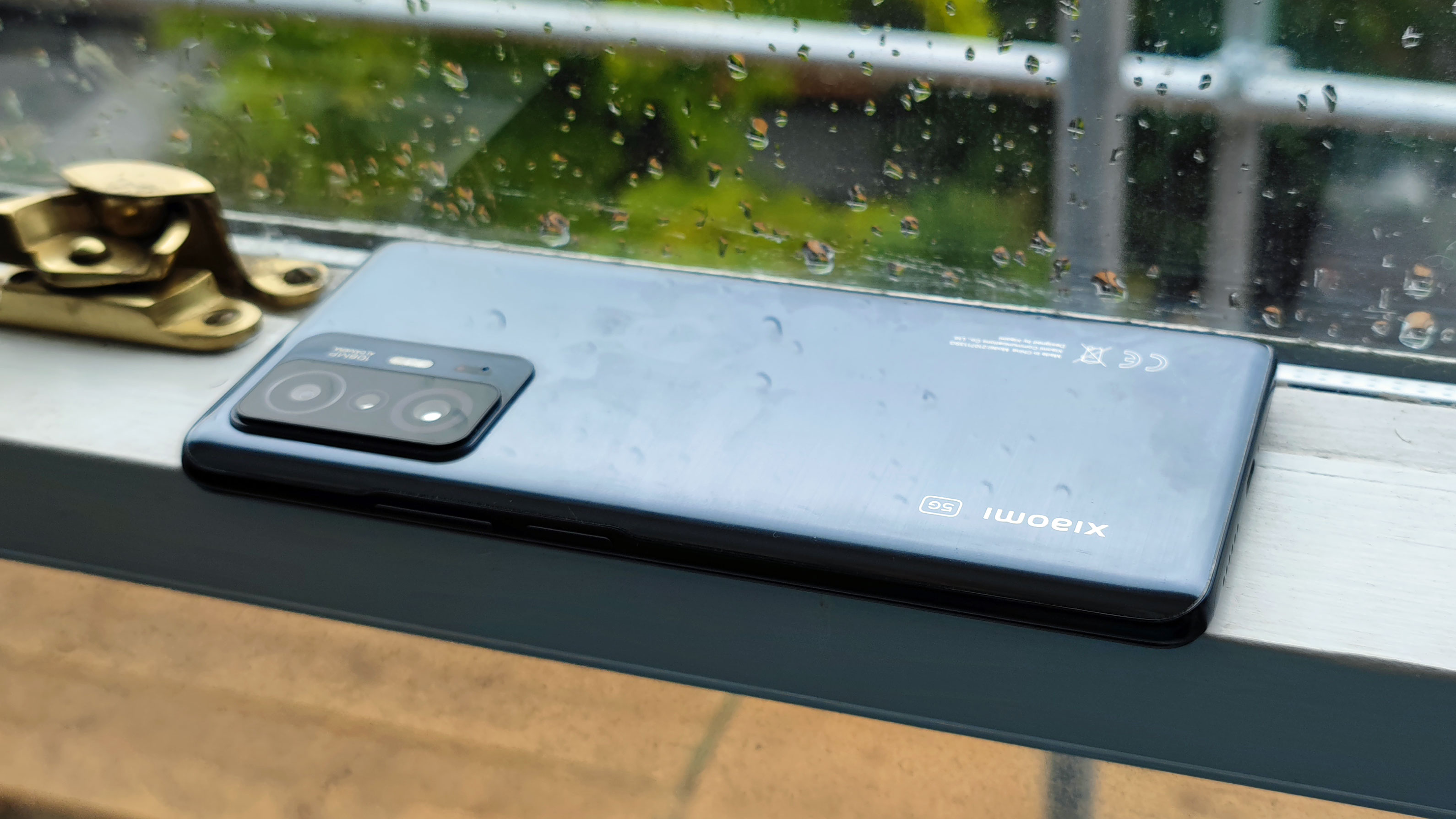Xiaomi 11T Pro berbaring telungkup di ambang jendela