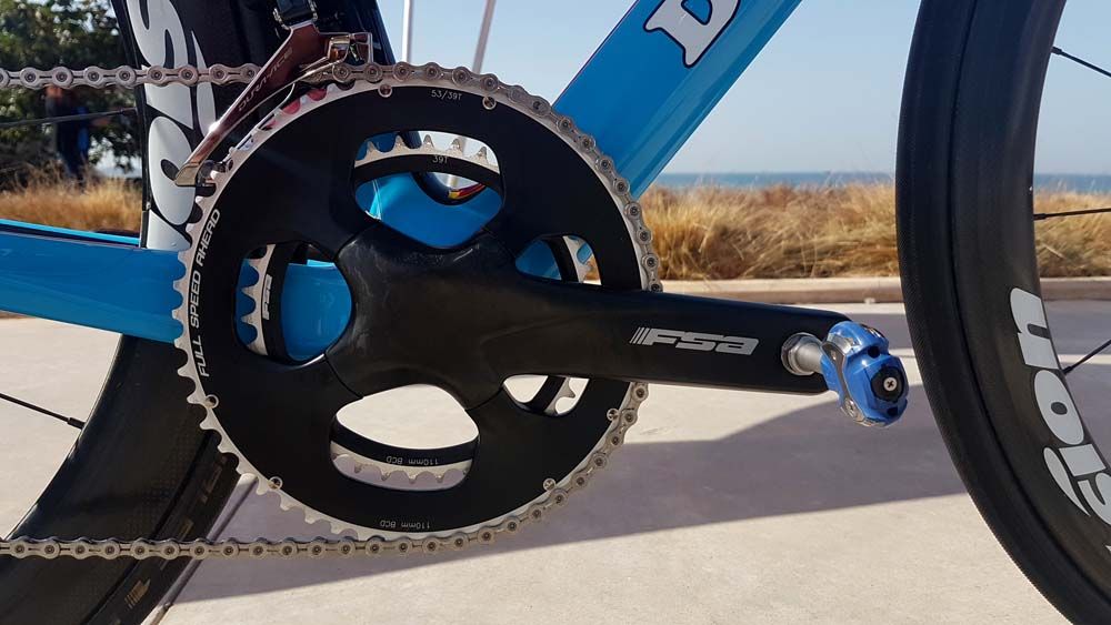 The bike is equipped with a FSA K-Force Light ABS BB386EVO crankset