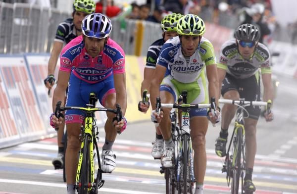 Scarponi and Nibali cross the line together