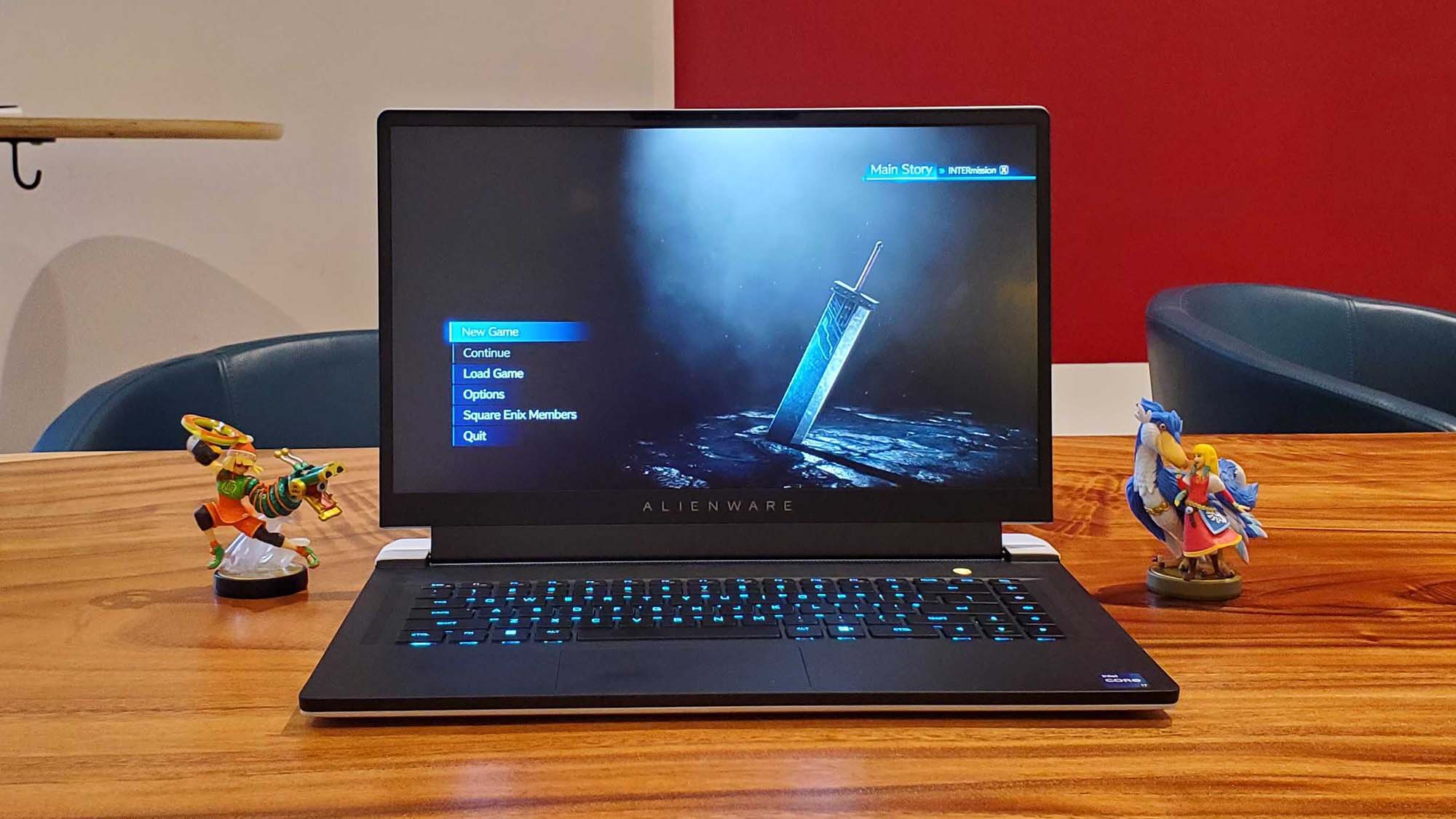 Um laptop para jogos Alienware x15 R2 em uma mesa de madeira