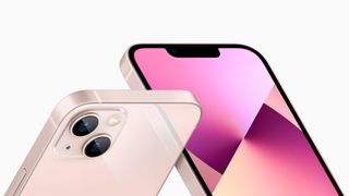 En iPhone 13 i en ljusrosa färg visas upp från olika vinklar.