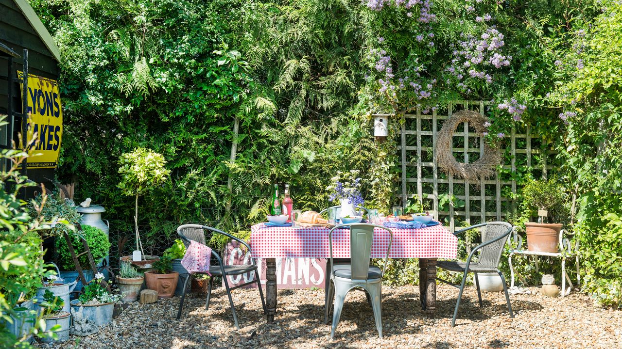 oudoor dining in an 18th century cottage garden