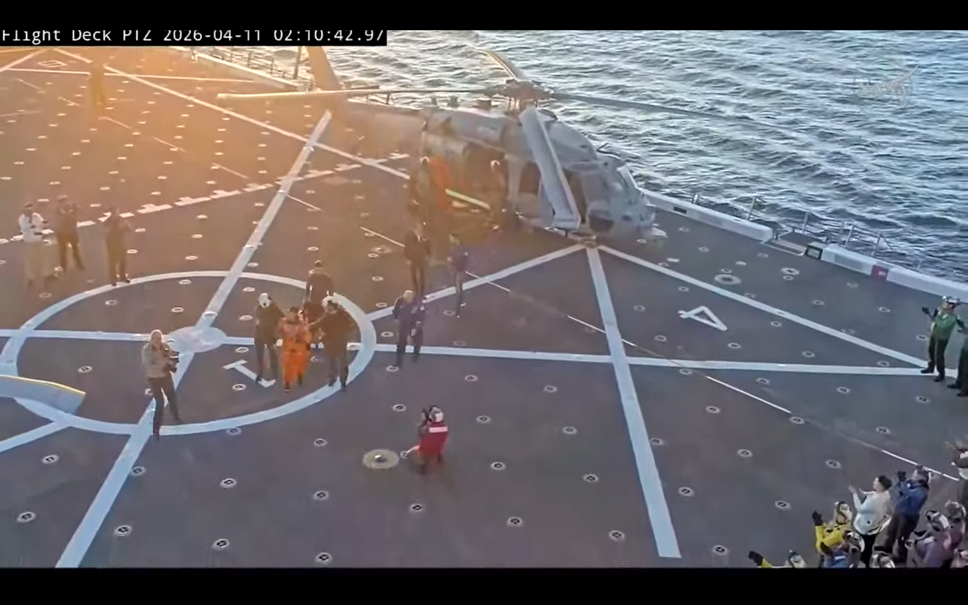 Η αστροναύτης Artemis 2, Christina Koch, κυματίζει μετά την ανάρρωσή της