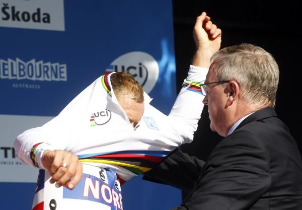 Thor Hushovd (Norway) takes the rainbow jersey.