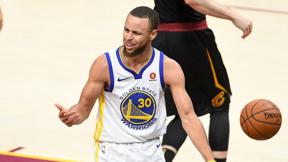 Curry wins his Spurs as NBA star is presented at Wembley | FourFourTwo