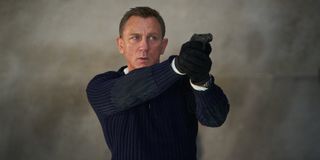 Daniel Craig hold gun as James Bond in No Time to Die