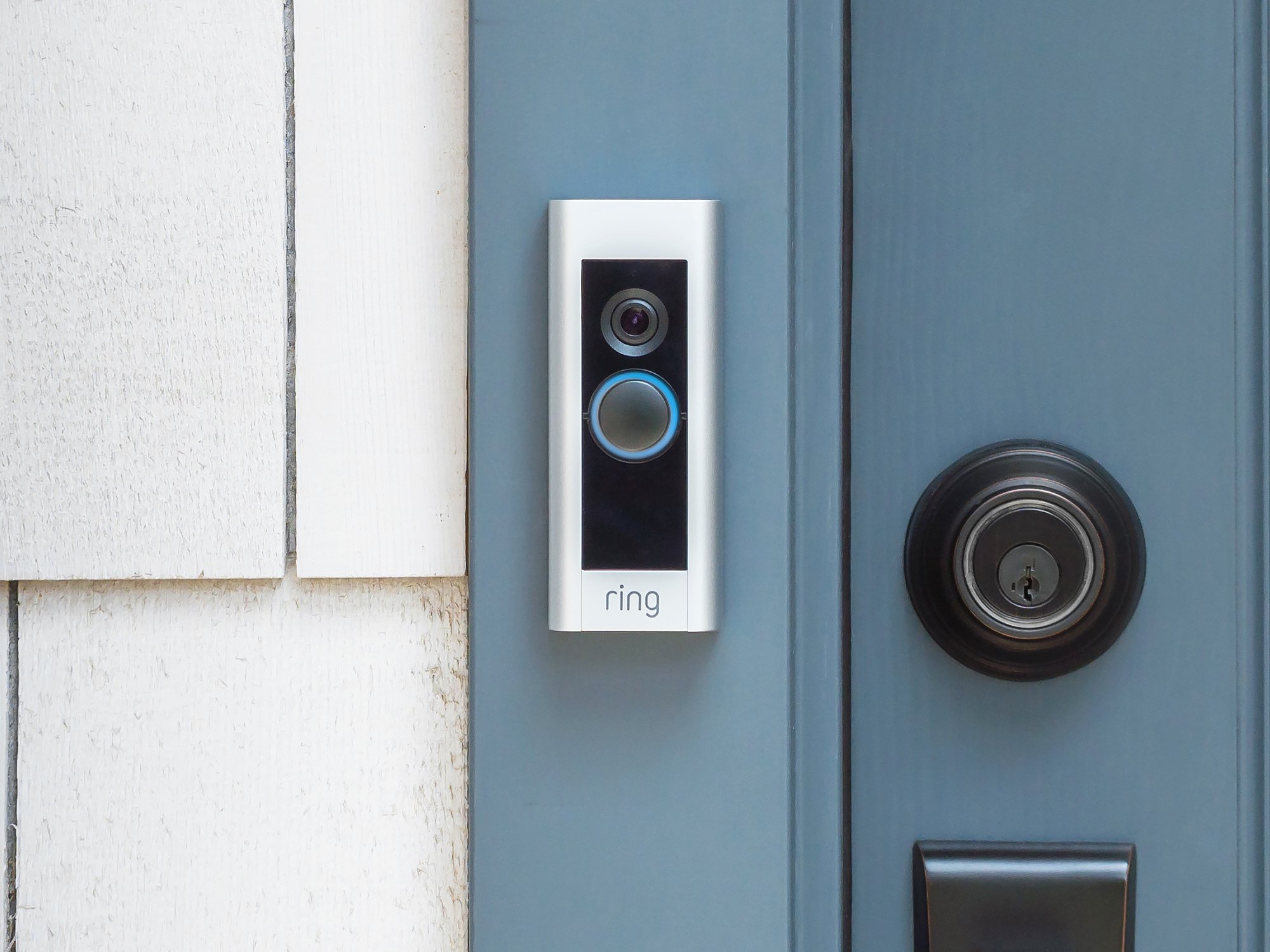 Открытой двери звуковая. Ring Video Doorbell Pro 2. Дверной видеозвонок. Смарт видео дверной звонок. Умная камера на дверь.