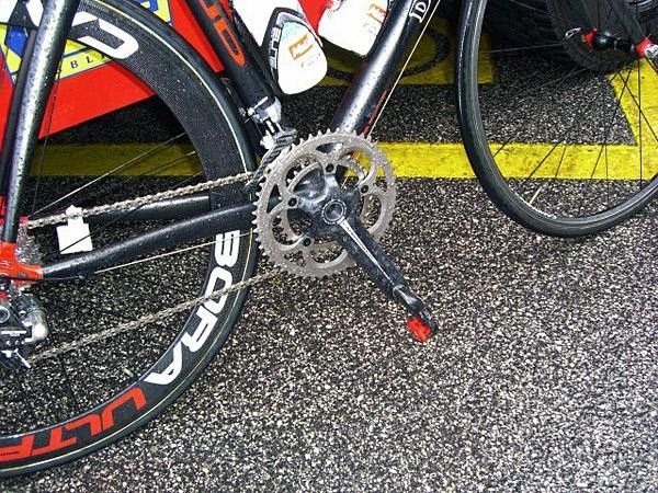 Compact, please! On the mountain stages of the 2007 Giro, compact cranksets ruled the roost, as the smaller 110mm bolt circle diameter allows chainrings as small as 34 teeth for easier climbing and as big as 52 teeth, so riders are not disadvantaged too much on the top end.