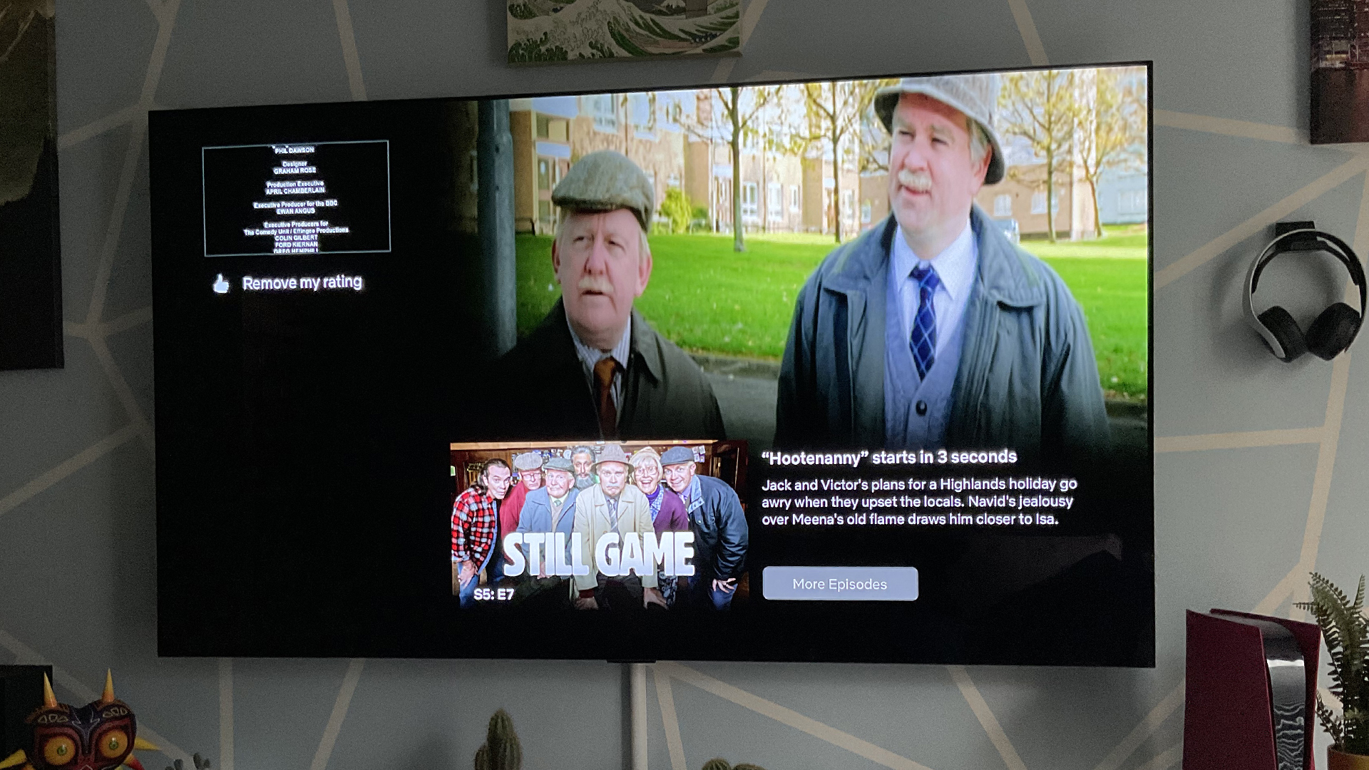 La función de reproducción automática de Netflix está ocurriendo en un televisor OLED que muestra Still Game