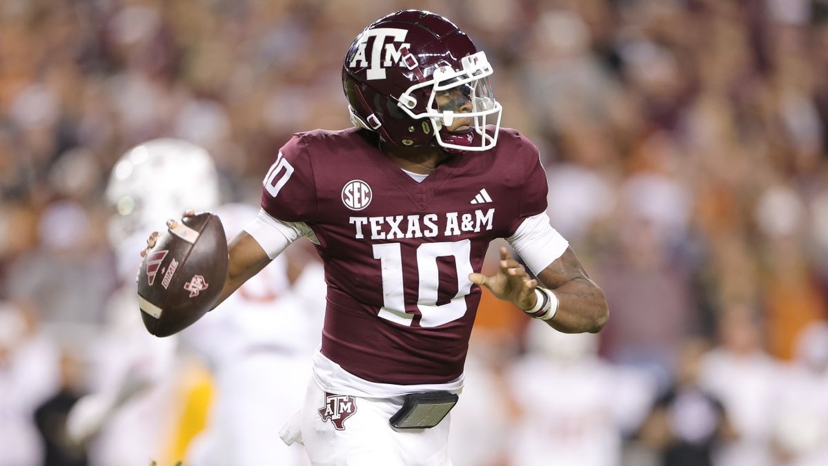 Marcel Reed #10 of the Texas A&amp;M Aggies looks to pass the ball during a college football game