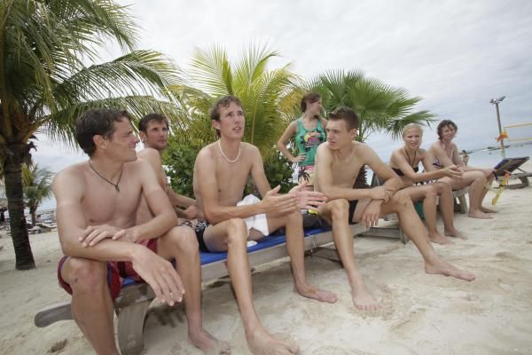 Andy Schleck scans the horizon.