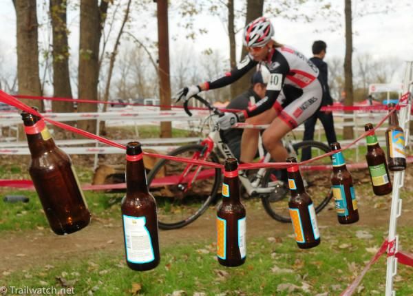 Shannon Gibson (NoTubes) riding a well decorated course