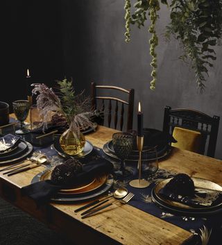 Christmas table setting idea, gold and black runner, gold and black tableware