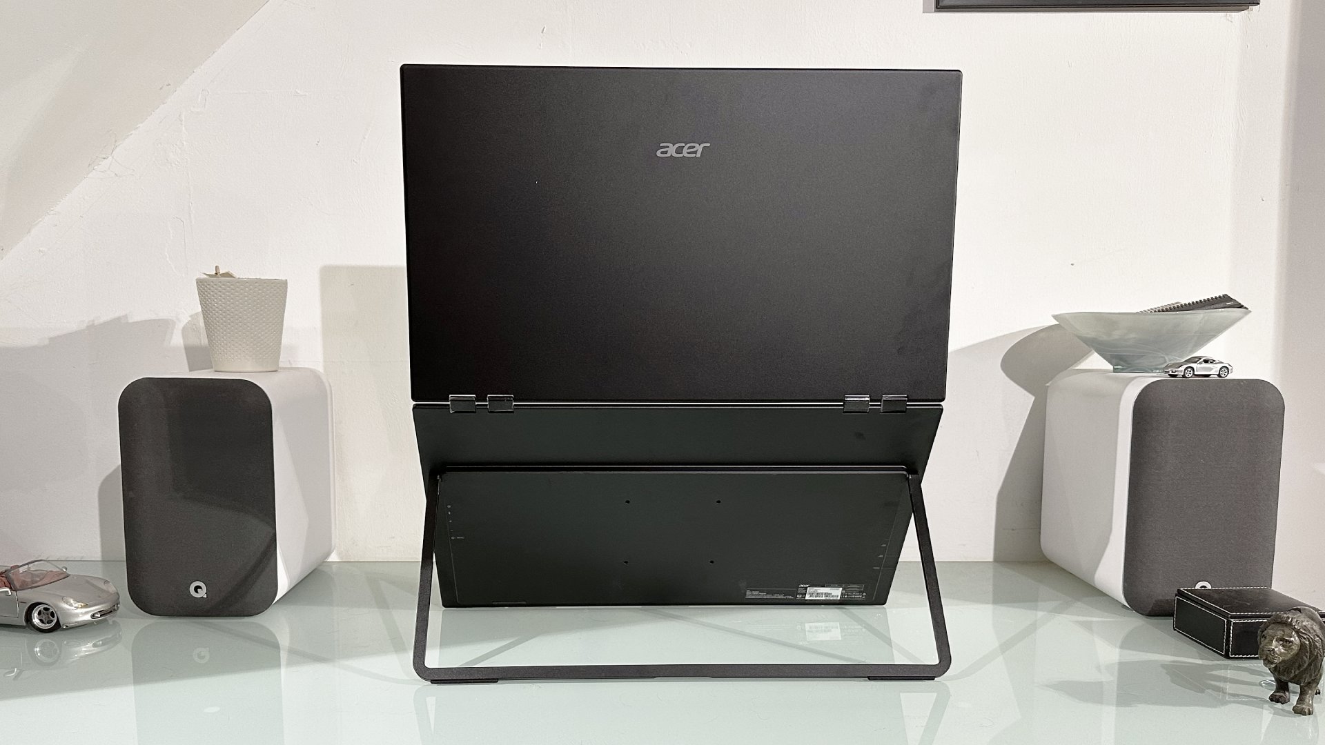 Monitor portátil Acer PD243Y E en la oficina de casa durante nuestra prueba