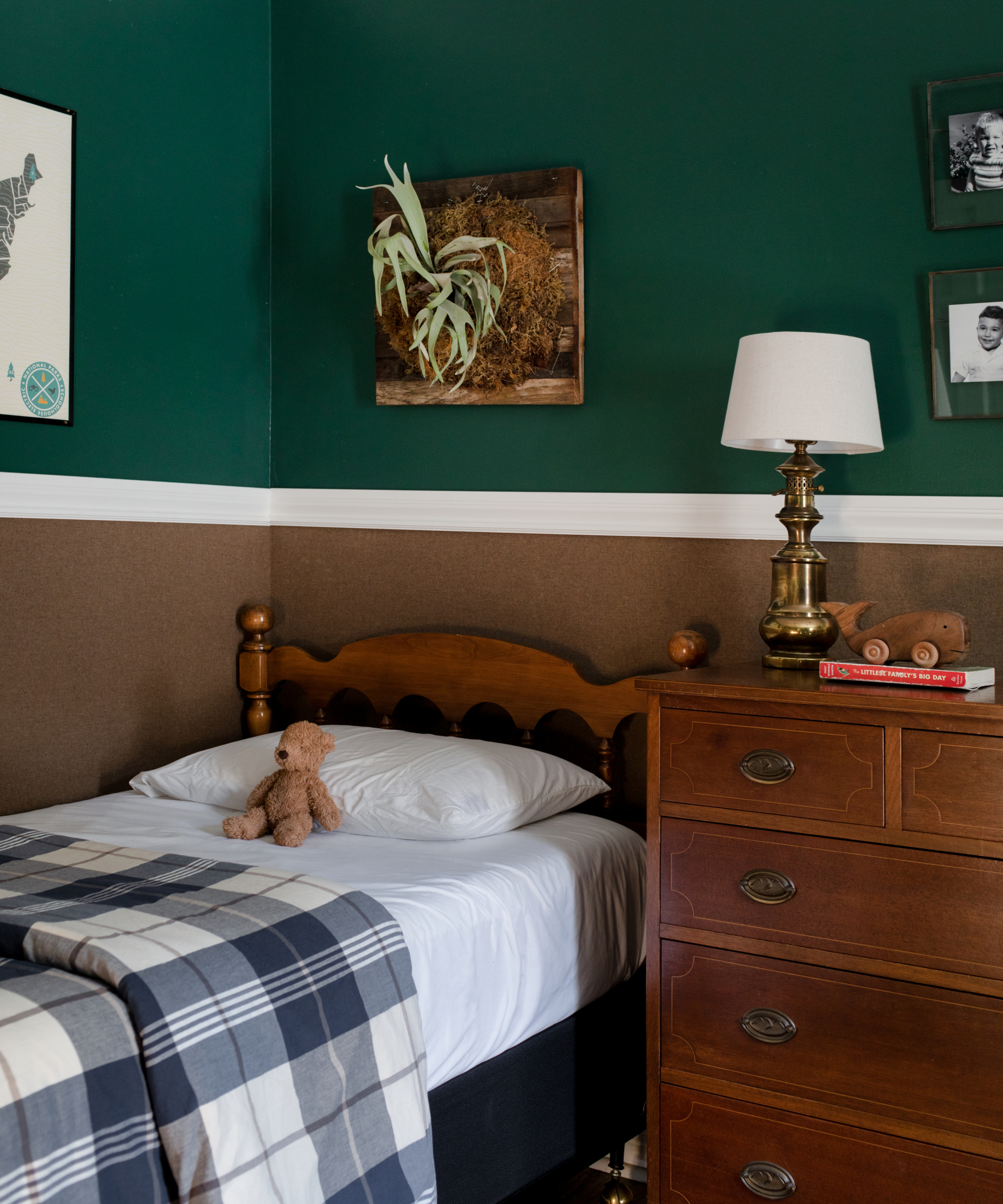 chambre d'enfant avec murs supérieurs vert foncé, mur inférieur marron, lit en bois avec housse de couette à carreaux