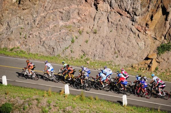 The peloton climbs in Argentina