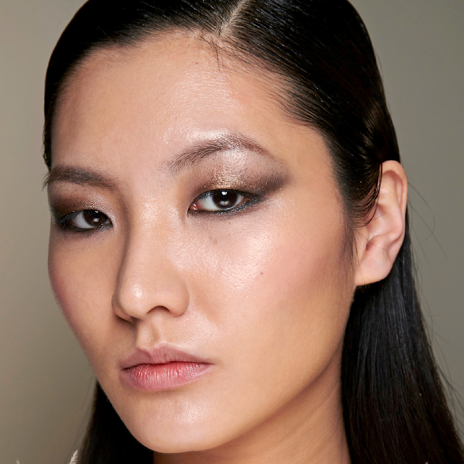 A model at the Hobeika Haute Couture Spring 2023 show wears a cool-toned, diffused smoky eye