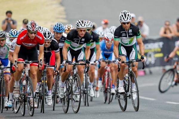 Robbie McEwen leads the main group in pursuit of the break away.