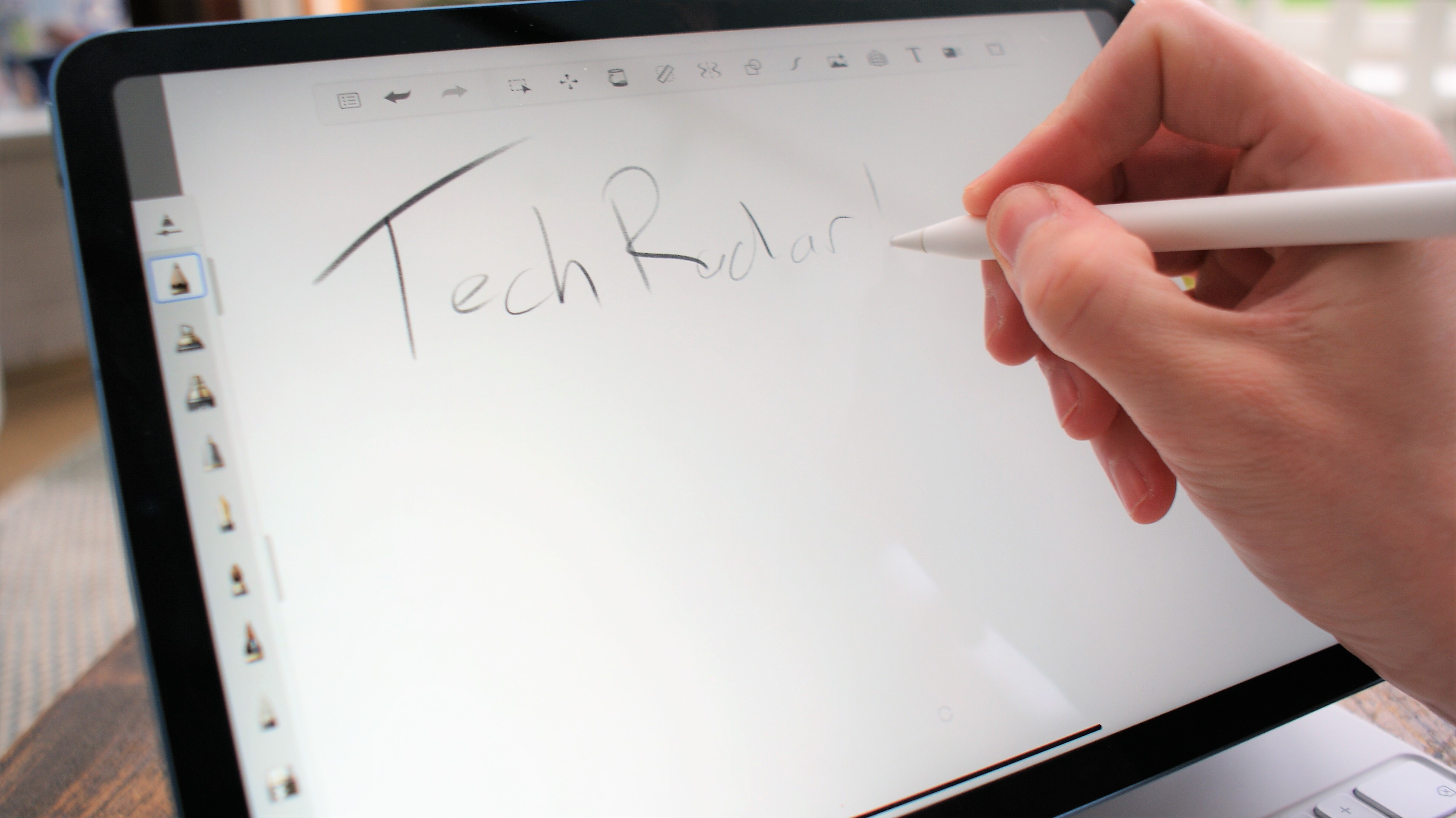 iPad Air (2022) ja Apple Pencil ihmisen käytössä