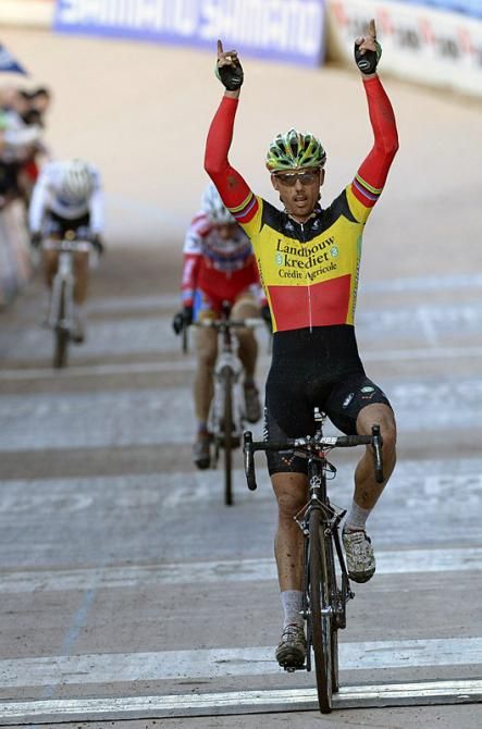 Sven Nys (Landbouwkrediet-Euphony) made a late race surge to beat his breakaway companions for the win in the fourth World Cup round.