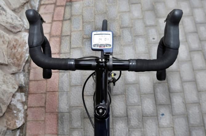 Kreuziger&rsquo;s cockpit is neat and tidy: Zipp bars and stem augmented with a SRM PC7 head unit