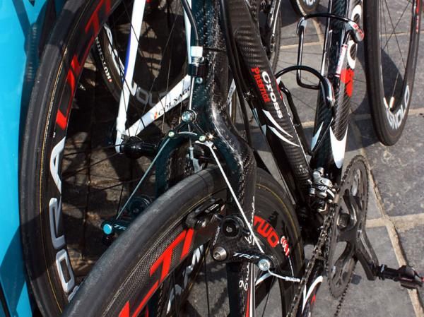 The carbon seat stays offer heaps of tire clearance.
