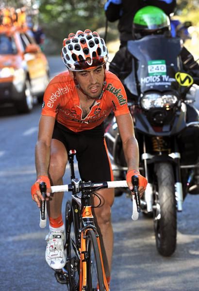 Mikel Nieve (Euskaltel - Euskadi) has dropped all of his breakaway companions and rides alone on the finishing Alto de Cotobello ascent.