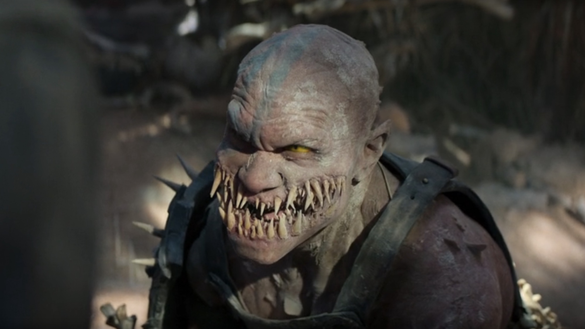 Baraka looking up at Johnny Cage in MK II