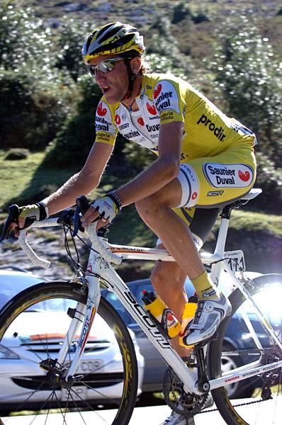 Jos&eacute; Angel Gomez Marchante (Saunier Duval) attacks on the final climb