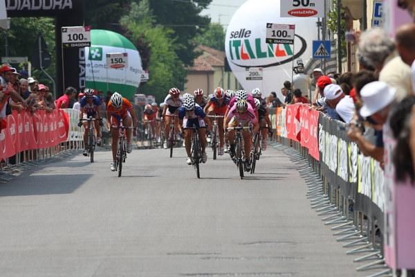 Ina Yoko Teutenberg (HTC - Columbia Women) sprints to an astounding four-in-a-row victory in the Giro Donne. Second was Kirsten Wild (Cervelo Test Team) and third Shelley Evans (United States).