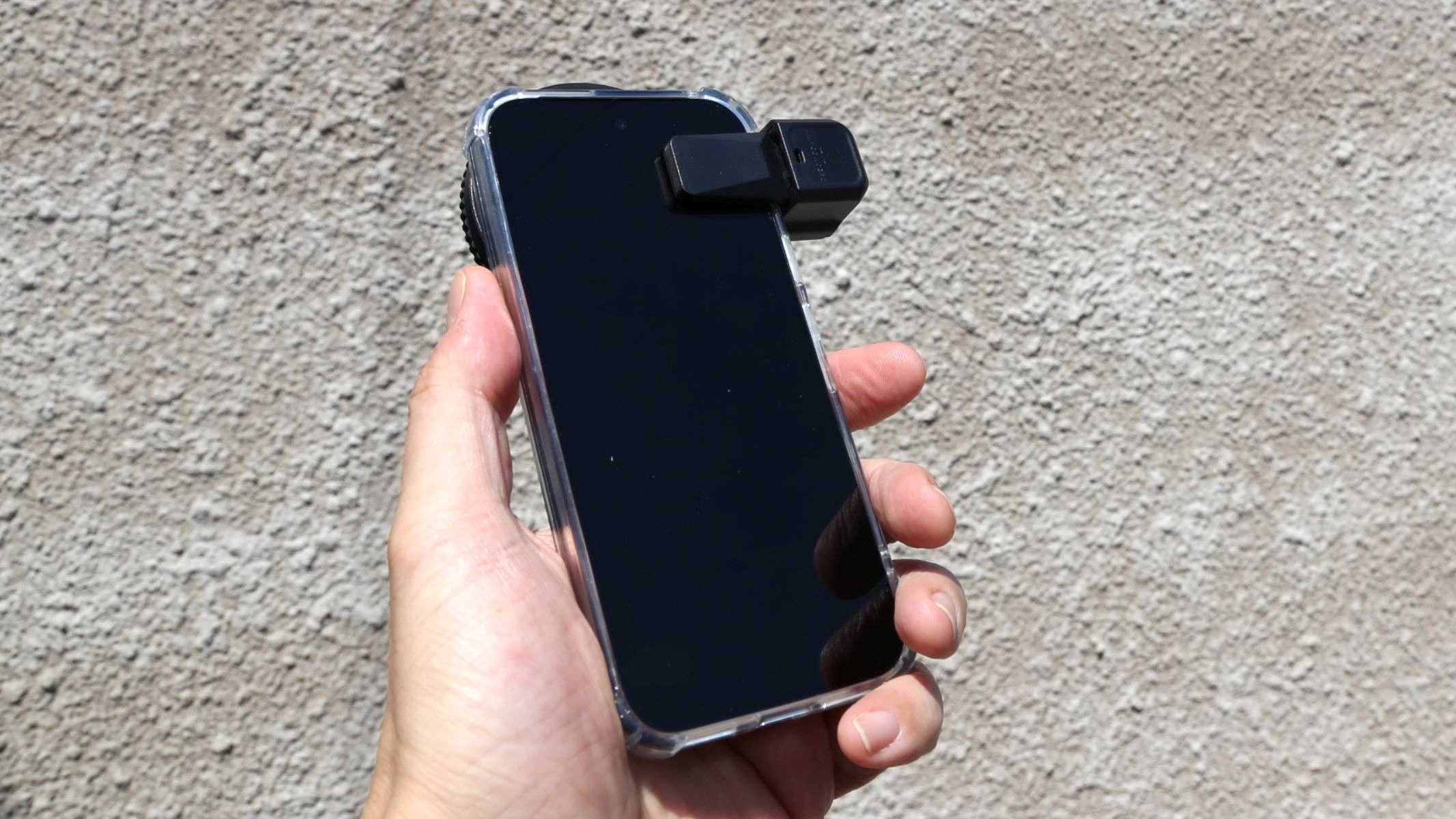 Be careful not to touch the filter while it&amp;rsquo;s clipped onto a smartphone