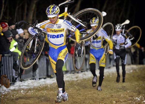 Bart Wellens (Telenet - Fidea) shoulers his bike.