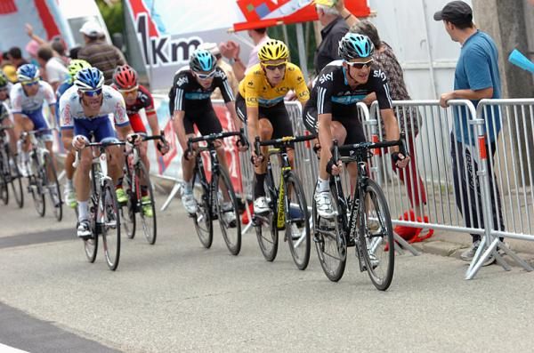 The peloton enters the final kilometre of stage 12 approximately eight minutes behind the winning breakaway.
