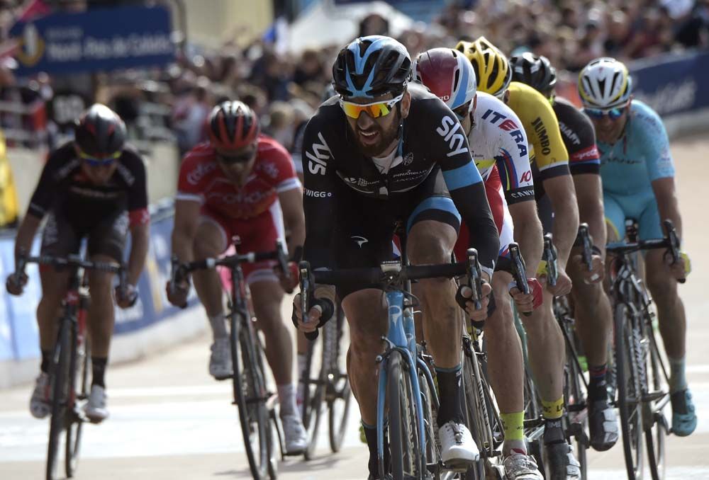 Bradley Wiggins (Team Sky) leads the chase group onto the velodrome