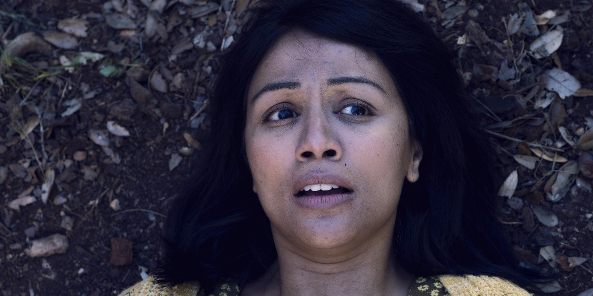 karen david&#039;s grace laying in the leaves on fear the walking dead