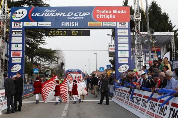 There were large crowds all around the course. Finish line spectators were entertained whilst waiting for the finish
