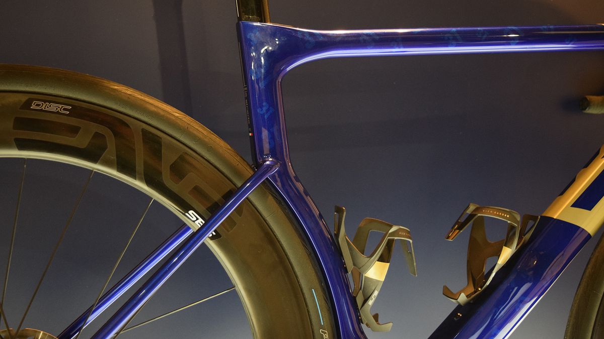 Subtle 3T logos adorned the frame underneath the blue paint