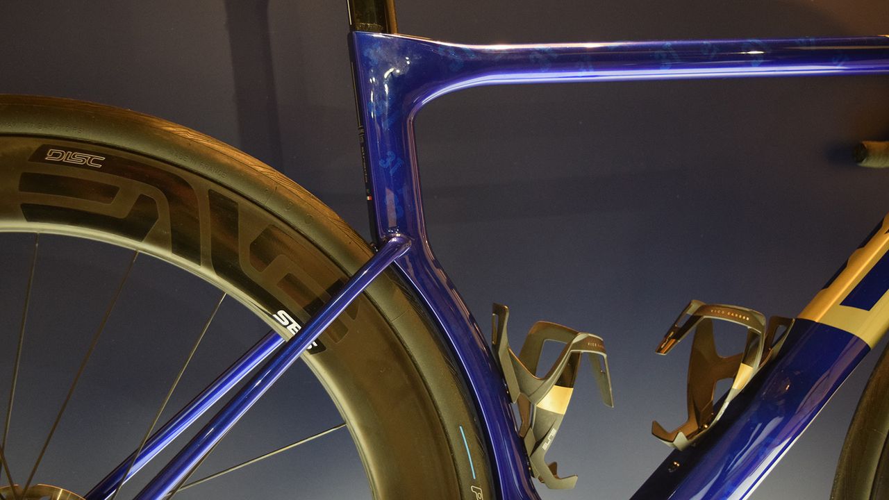 Subtle 3T logos adorned the frame underneath the blue paint
