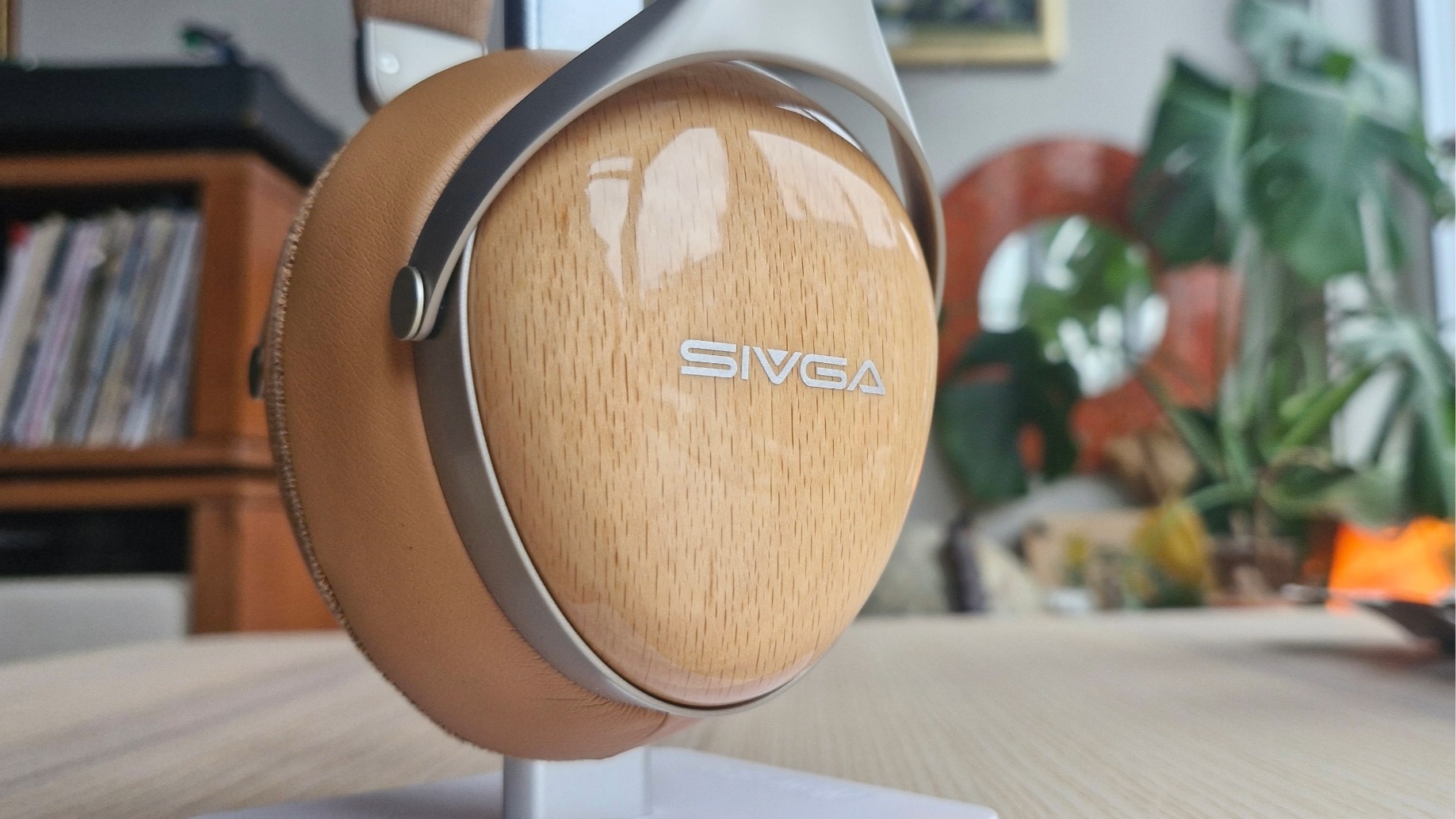 Closeup of the Sivga Robin SV021 Pro over-ear closed-back wired headphones, on a stand.