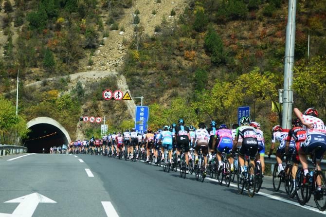 The peloton heads into the tunnel