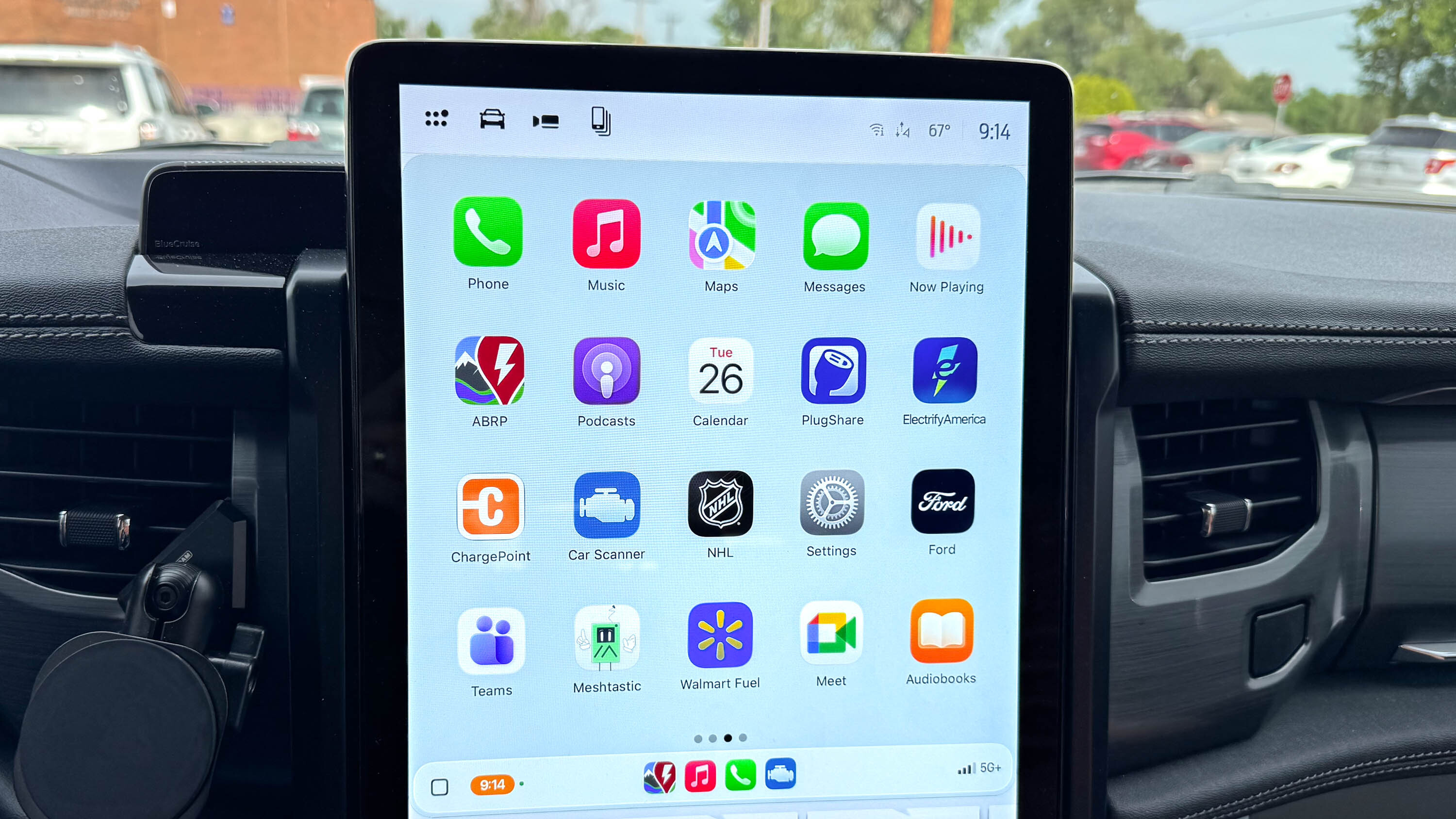 How to arrange CarPlay apps.