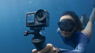 DJI Osmo Action 4 debajo del agua en manos de una buceadorea