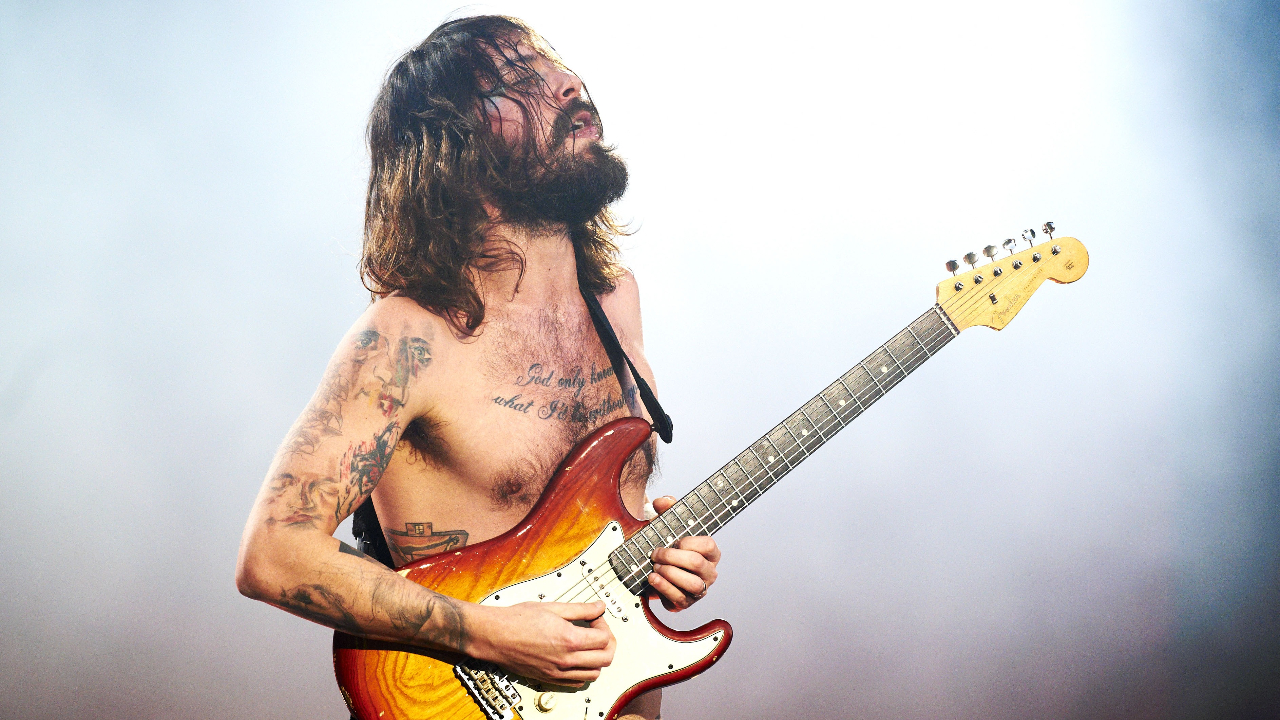 Simon Neil on stage