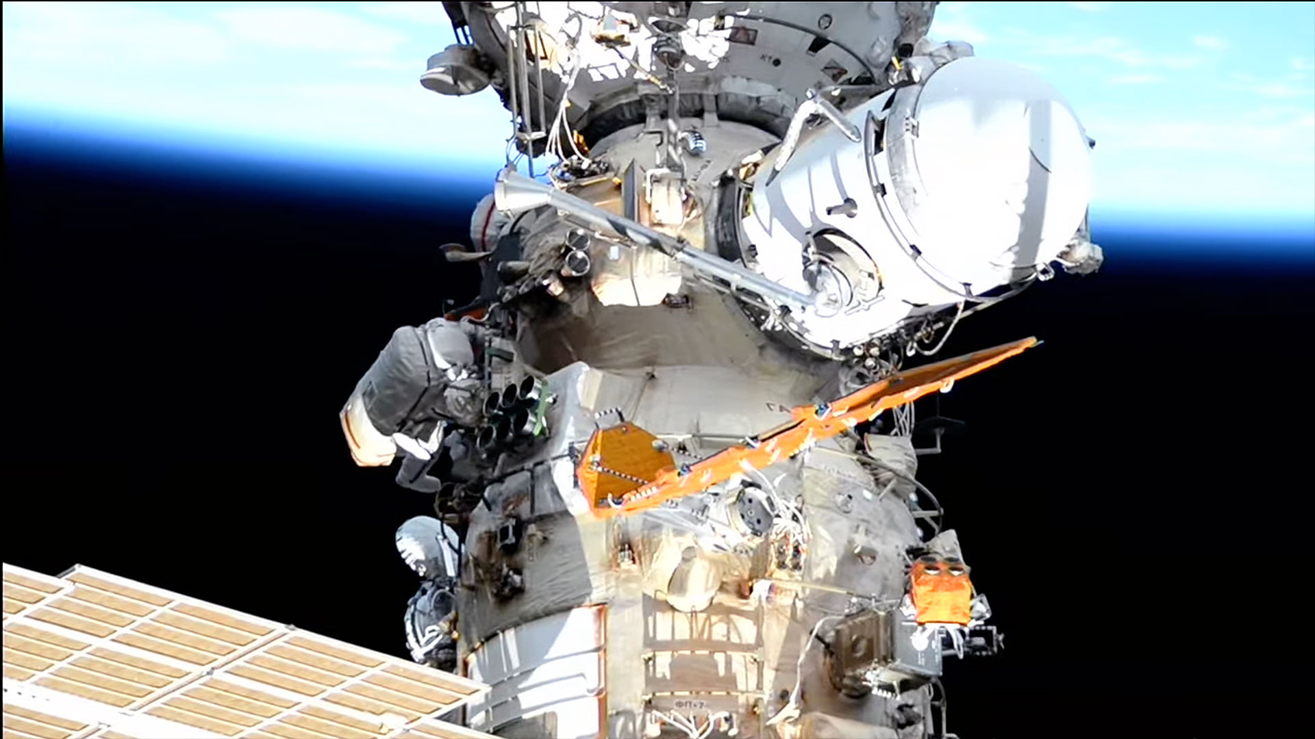 以地球和黑暗太空為背景的空間站的一部分