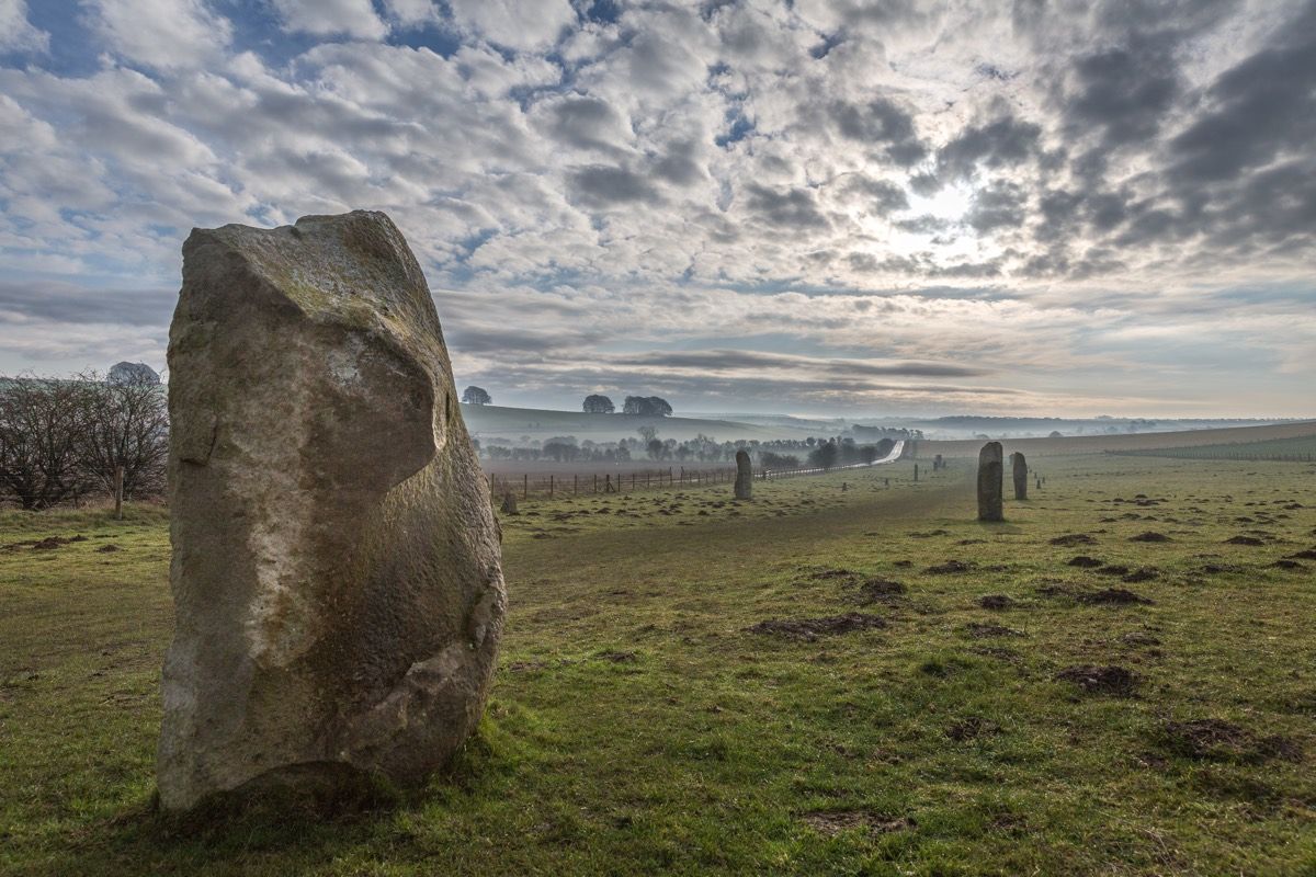 Каменный круг Эйвбери. Каменное кольцо Эйвбери Великобритания. Neolithic Cemetery Стоунхендж. Редкие древние камни.