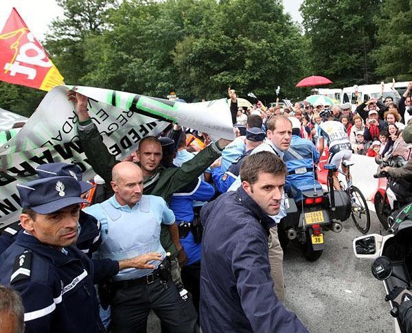 Prudhomme tried to calm down the protesters which he eventually did. The peloton passed without delay.