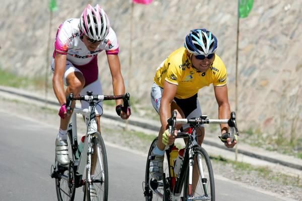 Andrey Mizurov (Tabriz) leads Niklas Axelsson (Utensilnord) in chase of Wu Shengjun (Qinghai)